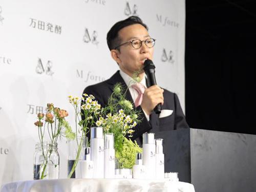 化粧品の通販事業本格参入を発表する松浦良紀社長